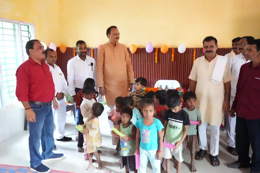 MPSinghRanu2's tweet image. विकास खण्ड हरपालपुर के ग्राम गुलौली में नवनिर्मित स्मार्ट आंगनबाड़ी केंद्र का लोकार्पण कर बच्चों को सम्मानित किया।।
इस अवसर पर खण्ड विकास अधिकारी संजय कुमार प्रधान संजाद मंसूरी, रारा यादव, उवैश आलम पम्पी मण्डल अध्यक्ष कमलेश पाल सहित अन्य प्रमुख सम्मानित जन उपस्थित रहें।
@BJP4UP