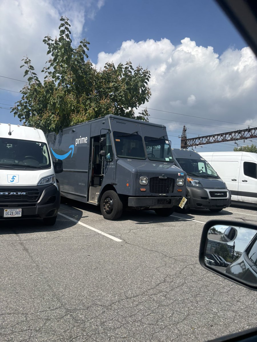 KingBrentNY95's tweet photo. Thanks for the memories Step-Van 90, 95 & 96. Along with the rental vans as well. Thanks for letting me take them on a route it was my pleasure working and delivering in the vans. Real Talk 123. #Amazon #DeliveryVans #Saturday #EndOfAEra #WorkVlogs #StepVans #AmazonNewYork https://t.co/nmFPa6Ac2R