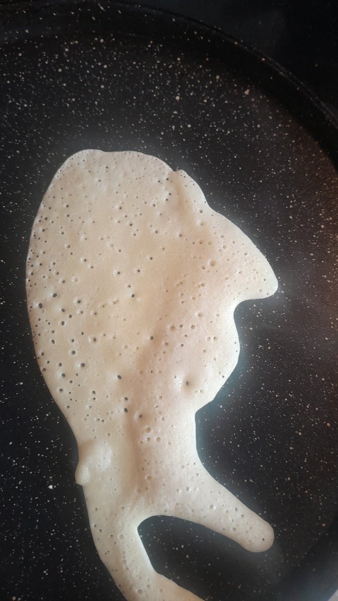 son kalan krep hamurunu öylesine tavaya döktüm  karadenizli biri çıktı kim bu????