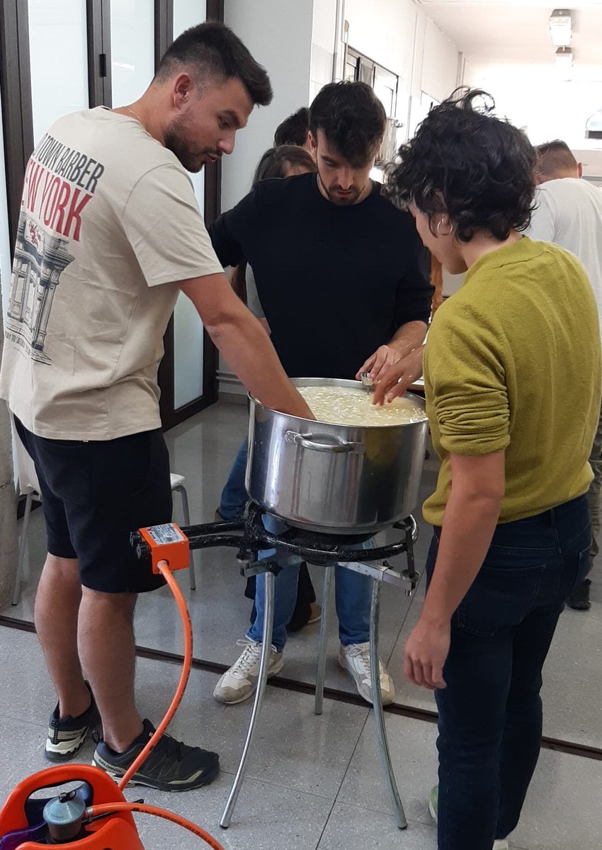 easolsones's tweet image. 📚🧀 Donem el tret de sortida al curs bàsic d’elaboració de formatges! Ja ens hem començat a familiaritzar amb alguns termes i processos, com l’elaboració d’un formatge madurat amb fermentació enzimàtica. Seguim amb l’elaboració de mató i formatge fresc!

#FormacióContínua