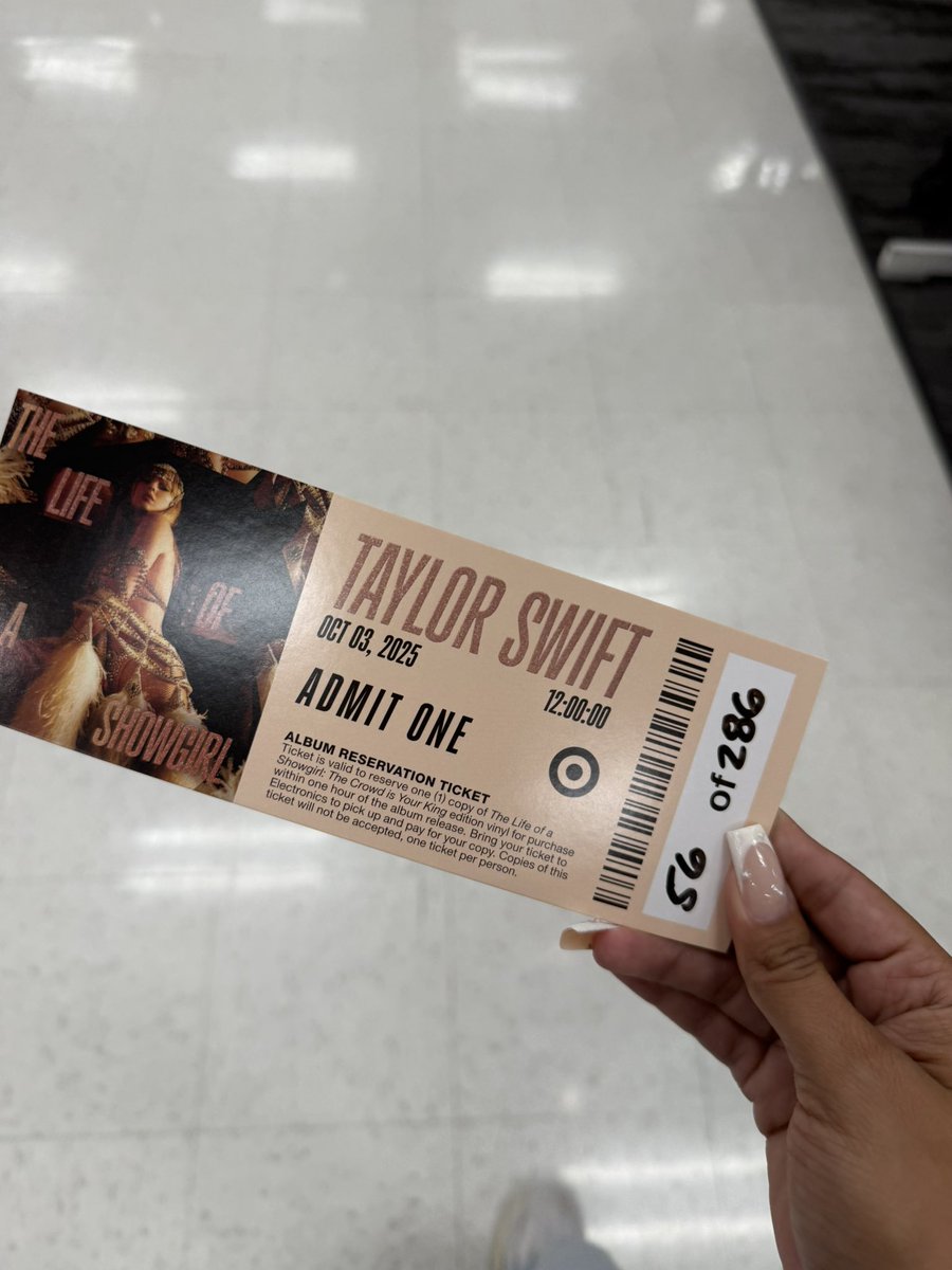 crazyadri98's tweet photo. Midnight release for #thelifeofashowgril #TaylorSwift @taylorswift13 @taylornation13 https://t.co/4wyVTR1kI9