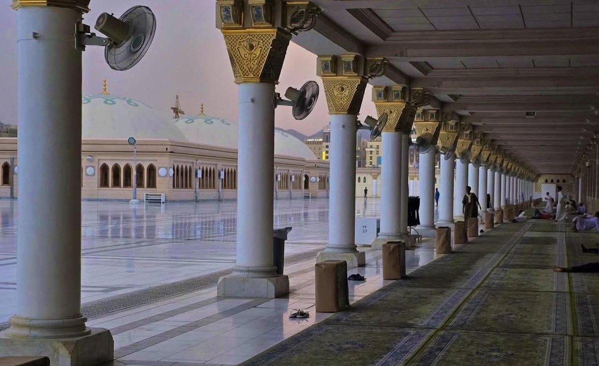 "جلّ الَّذي سَمّاك أحمَد واصطَفاكَ
 عَلىٰ البَريّة أن تَكون رَسُولا" ﷺ