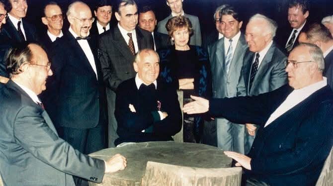 Tag der deutschen Einheit. 
Ein Tag zum Feiern und der Besinnung.

Hans-Dietrich Genscher und Helmut Kohl waren überzeugte Europäer.  Ganz Europa! Fest verwurzelt in der Ethik ihres christlichen Glaubens.

Auf ihr Wort war Verlass. Respektiert in der ganzen Welt. In der Heimat