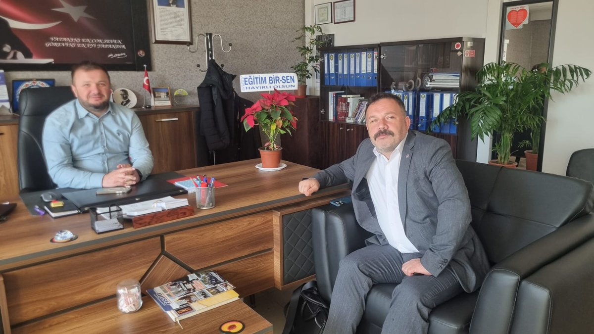 Şube başkanımız Ahmet Dönmez,  Çankırı Lisesi müdürlüğüne görevlendirilen üyemiz Ahmet Okçu'yu makamında ziyaret ederek hayırlı olsun dileklerini iletti. 
Hayırlı bir eğitim sezonu temenni ediyoruz ⚘️