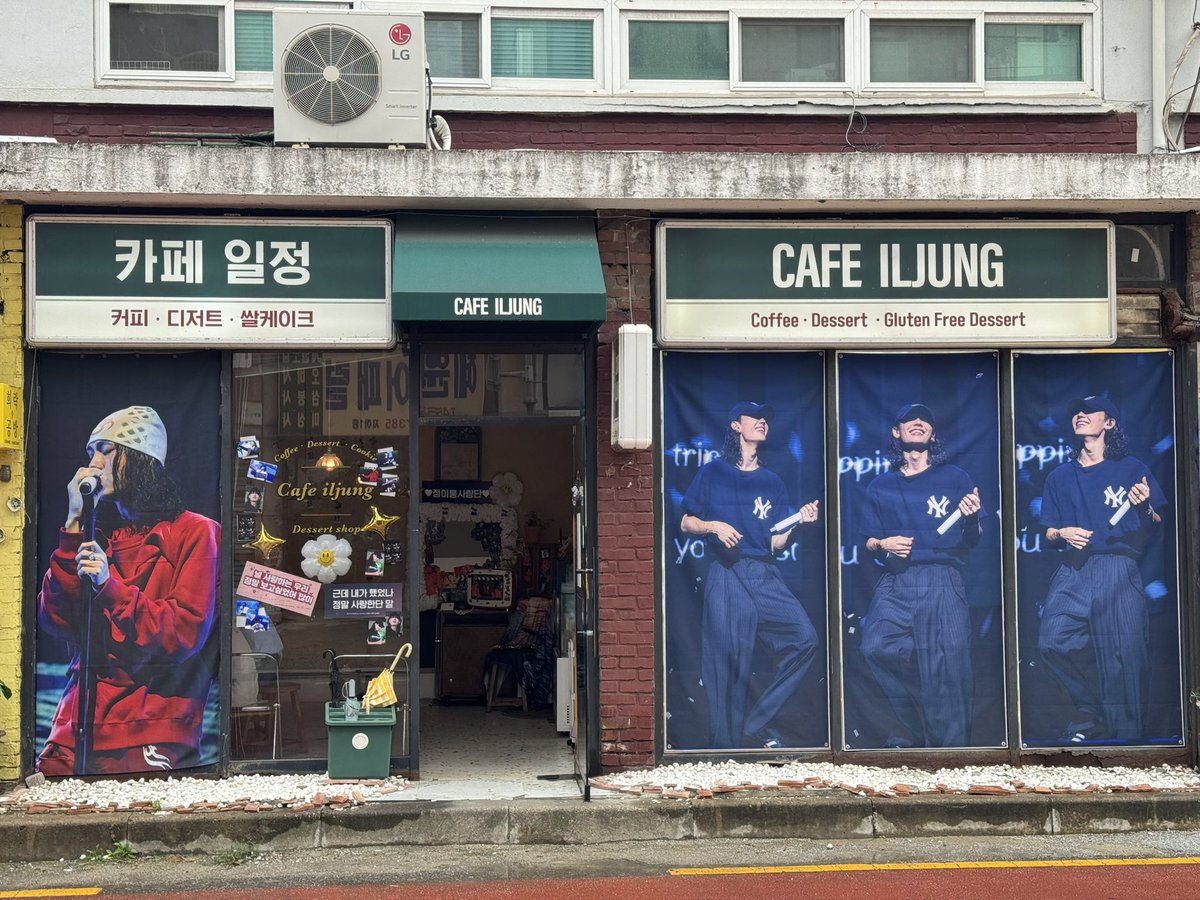 lemonyluny's tweet photo. 까페 너무 예쁘다 🥹
 일훈이가 챙겨준 쿠키 완전감동이고 ㅠㅠ

 생일 너무 축하해 @ilhoonmikal 
 🥰💕💕

#정일훈 #생일카페 #일훈 #ilhoon
#HappyIlhoonDay
#축하해_소중한_일훈이의_생일
#이루니_생일에_일정_어때 https://t.co/ru1P1otFed