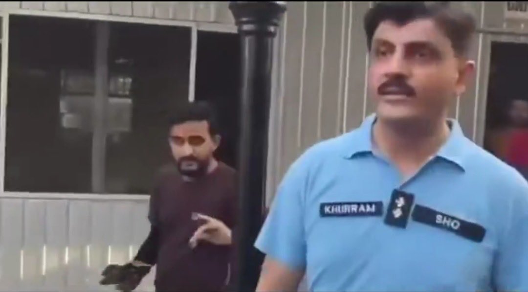 ایس ایچ او خُرم جس نے کل پریس کلب میں صحافی خواتین پر بھی تشّدد کیا، کپڑے پھاڑے گرفتار کیا ۔۔ اس کا چہرہ پہچان لیں !
#pressclub