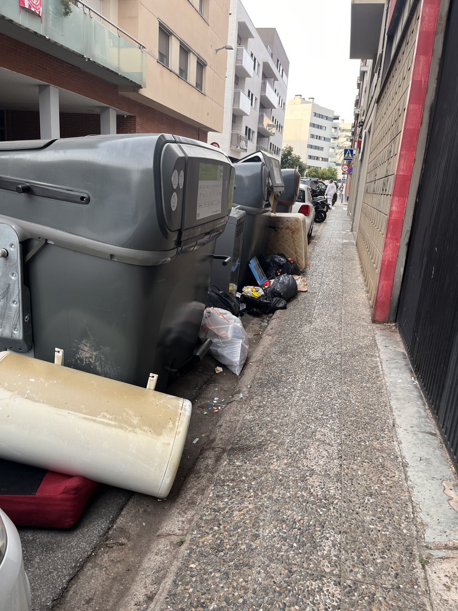 xivu's tweet photo. @GuanyemGirona @sergicot @gbsumudflotilla @llsalellasvilar @SilviaAliuGi @sergifont @AmySabaly @QueraltVilaV @gemarvi @isaacsanfer Vau reaccionar ràpidament per condemnar el segrest dels vaixells de la Flotilla, i és correcte fer-ho, i tant que si!
Tant de bo es mostrés la mateixa agilitat per abordar el problema de la neteja a la ciutat. Les prioritats també s’han de notar als carrers. https://t.co/6eDhsXQ6lJ