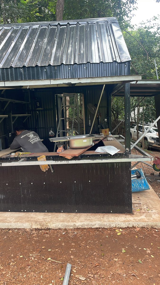 Thehammerhead's tweet photo. “The Shed Bar” nearly there #jungleshedbar #isarn #beers https://t.co/ohiu8SXFyz