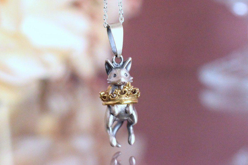 【林檎屋】さんの「王冠に挟まった猫」シルバーネックレスお迎え待ちです。

王冠をくぐった小さな猫のシルバーネックレスです。にっこりとした表情が愛らしいです。

2.4cmほどの小さな猫です。
胸元揺れる様に癒されます。

konekodo.shop-pro.jp/?pid=177347841