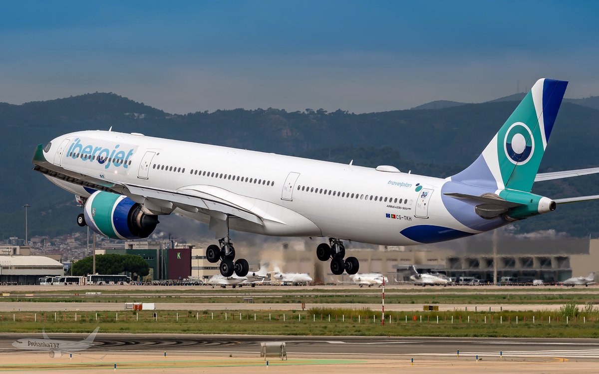 Avianka737's tweet photo. Airbus A330 of iberojet on final to Barcelona Airport after a long flight from New York

#iberojet #aviation #airbus #planespotting https://t.co/xaBVOjhzWf