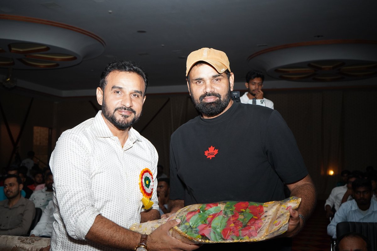 ssjboyscollege's tweet image. 6th INSPIRO - The event started with the lighting of the lamp ceremony, spreading the light of knowledge and creativity. Principal Dr. Dilawar Singh was honored to welcome our esteemed guests who graced the stage with their presence and blessings. 
#Inspiro2025 #TalentHunt #SSJBC