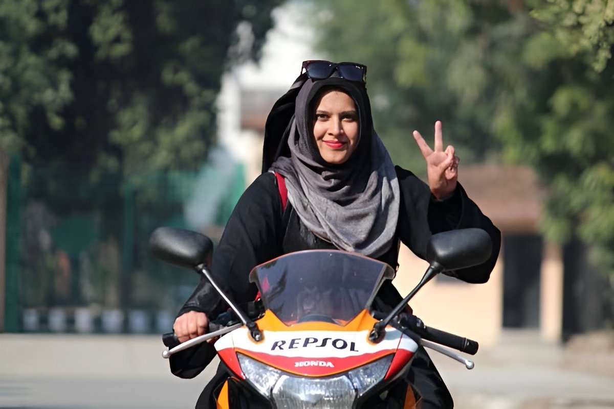 🚴‍♀️ پاکستان میں خواتین کا اسکوٹی/بائیک استعمال بڑھ رہا ہے!

🔹 2023 میں ملک بھر میں 10 لاکھ سے زائد موٹر بائیک فروخت ہوئیں۔
🔹 اسلام آباد میں پچھلے سال 62,000 رجسٹریشنز میں سے صرف 780 خواتین کے نام پر تھیں۔
🔹 لاہور کے "Women on Wheels" پروگرام سے 6,600+ خواتین ٹرین ہو چکی