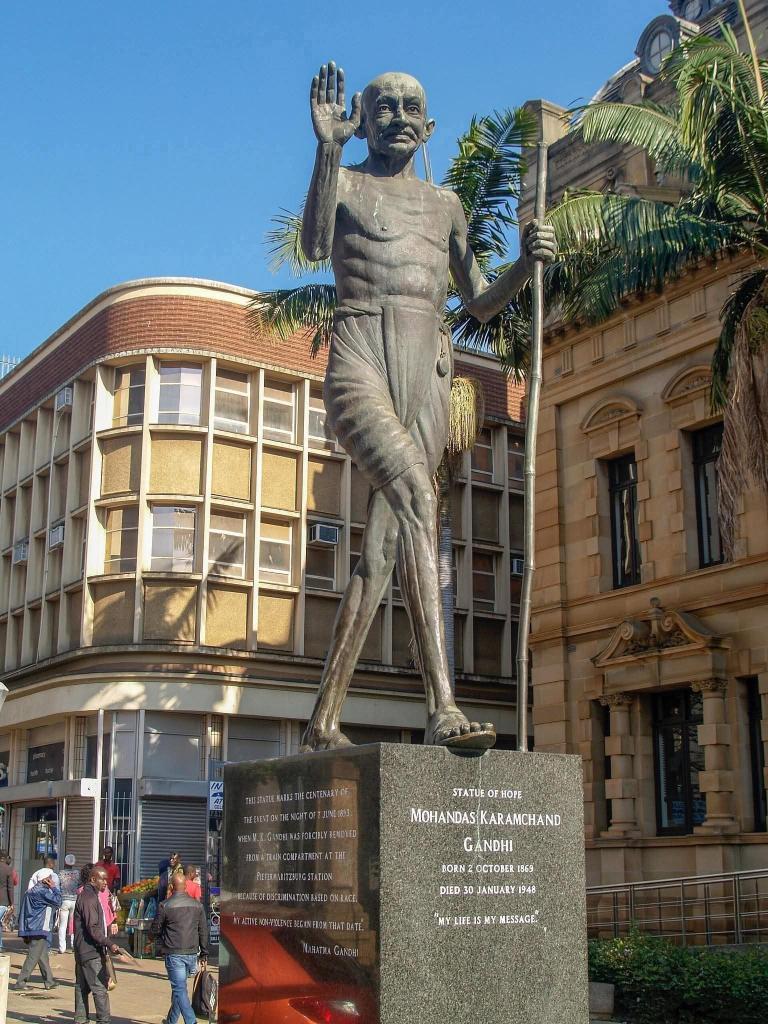 क्या गांधी भारत में हार जायेगा?
****** <a href="/ProfRLMeena/">PROFESSOR RAM LAKHAN</a>
पूरी दुनिया में ज्ञात इतिहास में जितने भी महान लोग पैदा हुए, #सिकंदर से लेकर #आइंस्टाइन तक और अरस्तू से लेकर #मार्टिन_लूथर_किंग तक, कोई उस कद तक नहीं पहुँचा जहाँ गांधी पहुँचे, और इस बात की गवाह हैं वो मूर्तियाँ, जो दुनिया के उन