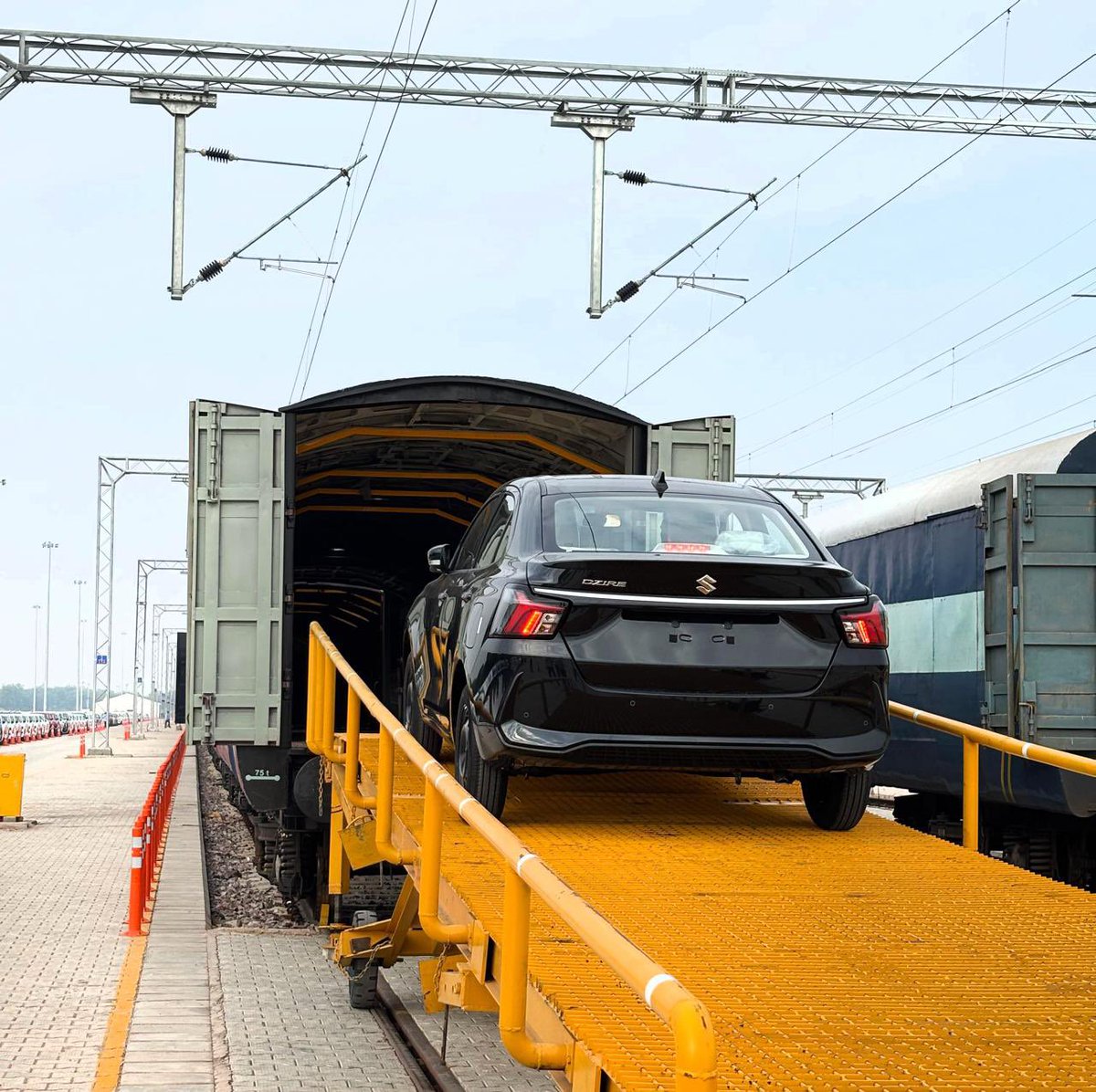 jagritichandra's tweet photo. Maruti Suzuki @Maruti_Corp makes history as the first automaker to deliver cars to Kashmir by rail. Over 100 vehicles reached Anantnag via Indian Railways covering a distance of 850 kms starting from Maruti Manesar plant’s in- plant rail siding, and crossing the world’s highest railway arch bridge on the Chenab.