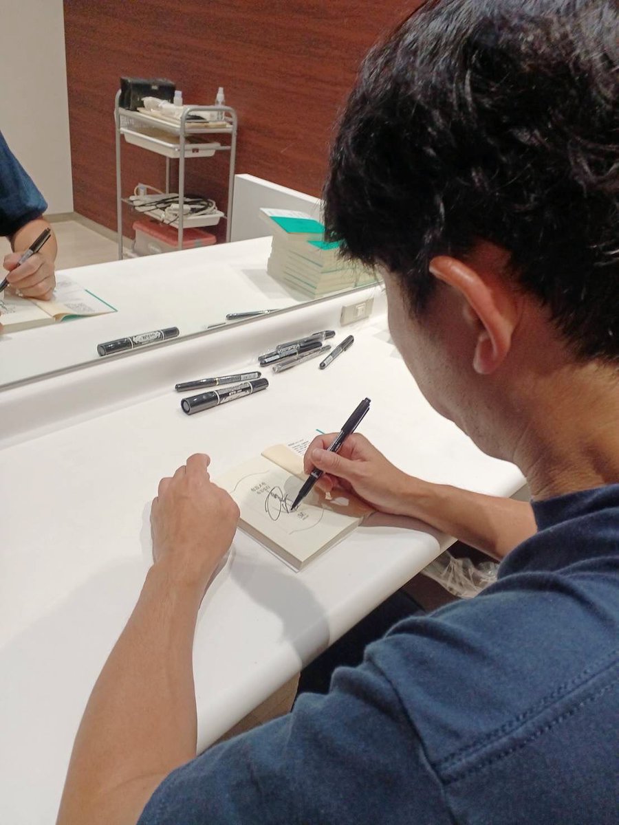 ohtaproinfo's tweet image. 10月15日(水)発売📚
#有吉メモ に #有吉弘行 がサイン入れをしました📝✨
太田プロインスタではその他オフショット公開中👀
instagram.com/p/DPVpikbjmqJ/…