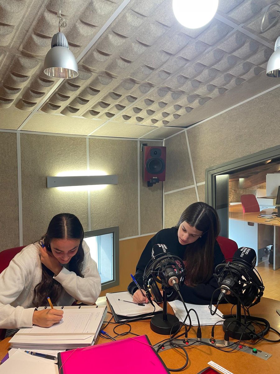 Us ensenyem la col.laboració que encetem, un altre any, amb @radiomanlleu Dimarts vam visitar-ne l'estudi i allà ens van explicar aspectes del món comunicatiu, com treballen i quin és el seu dia a dia, com generar un pòdcast... Gràcies, Eloi, per les recomanacions!