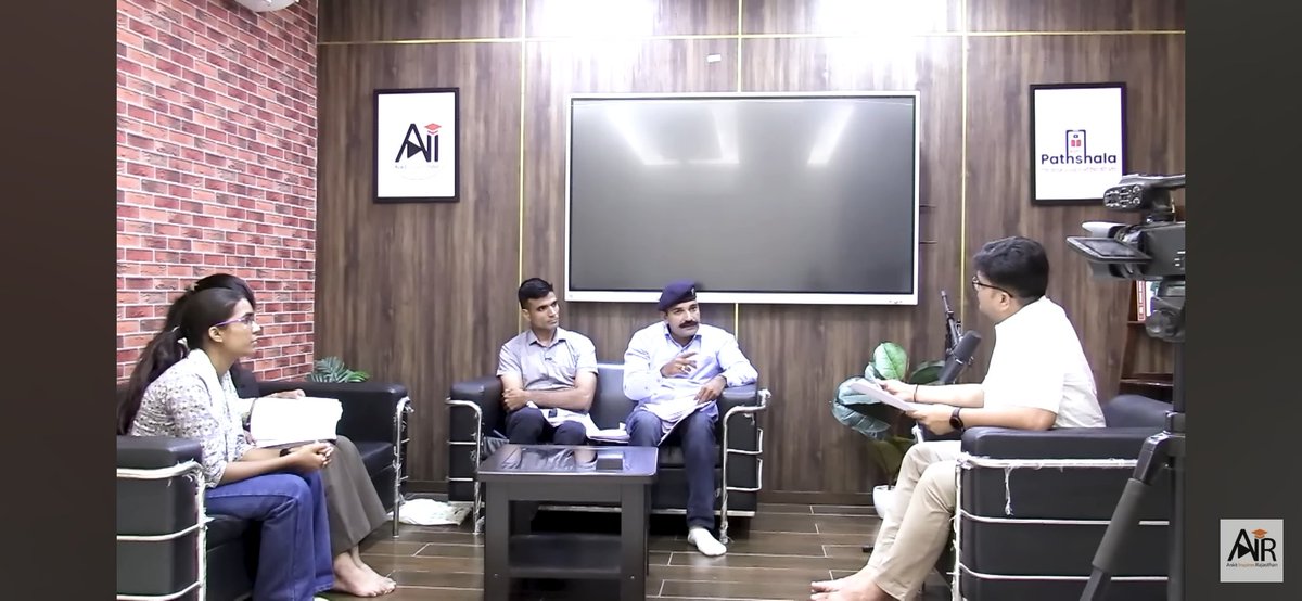 Mahendrajajra10's tweet photo. अंकित अवस्थी के सामने interview देने वाले एक फौजी साब भी कह रहे थे कि मैं ईमानदार हूं क्योंकि मैं 26/11 हमले के दौरान वहां commando के रूप में सेवाएं दी थी 
आज एक commando तस्करी में पकड़ा गया है 
@kaankit @Langda_Aam2 @CommandoUttam https://t.co/Ky9hy9zctG