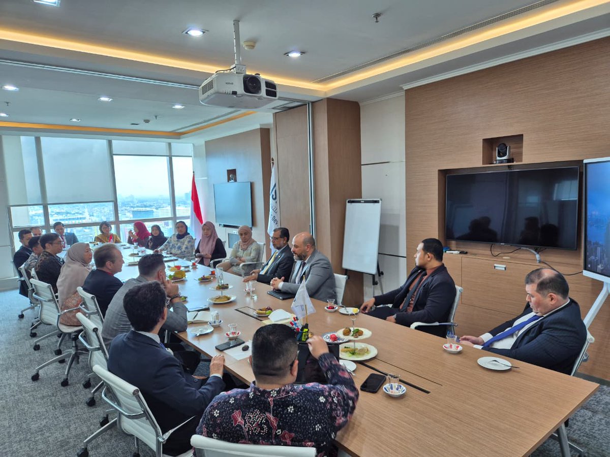isdbindonesia's tweet photo. 02Oct25 - HE Dr. Zamir Iqbal, the Vice President (Finance) of the Islamic Development Bank (IsDB), visited the RH Jakarta Office. During the visit, Dr. Zamir engaged in a constructive and fruitful discussion with the staff. https://t.co/snBxOn3mw0