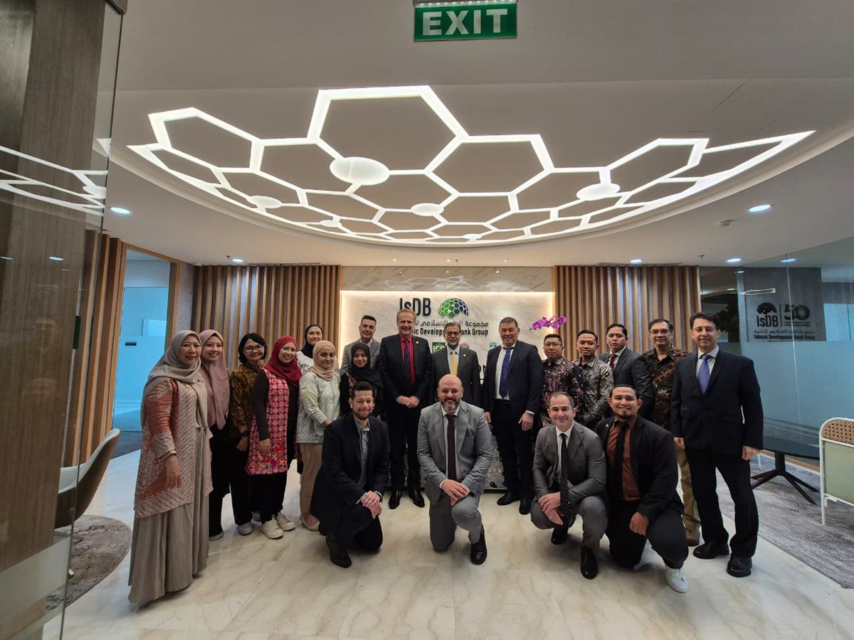 isdbindonesia's tweet photo. 02Oct25 - HE Dr. Zamir Iqbal, the Vice President (Finance) of the Islamic Development Bank (IsDB), visited the RH Jakarta Office. During the visit, Dr. Zamir engaged in a constructive and fruitful discussion with the staff. https://t.co/snBxOn3mw0