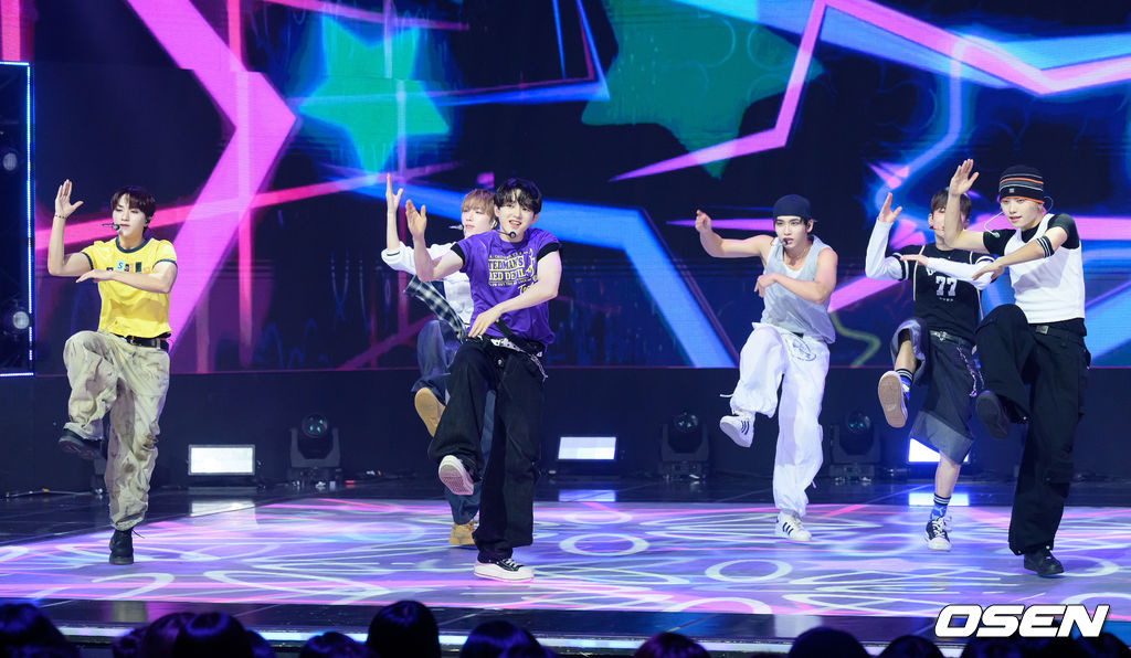 AIMERS_EURO_FRA's tweet photo. ✨#AIMERS| Comeback
AIMERS performing at Show Champion (25.10.01)
#AIMERS #에이머스 #CALLEDGAME #AIMERS_CALLEDGAME #FULLCOUNT #AIMERS_FULLCOUNT https://t.co/NSE79hIACb