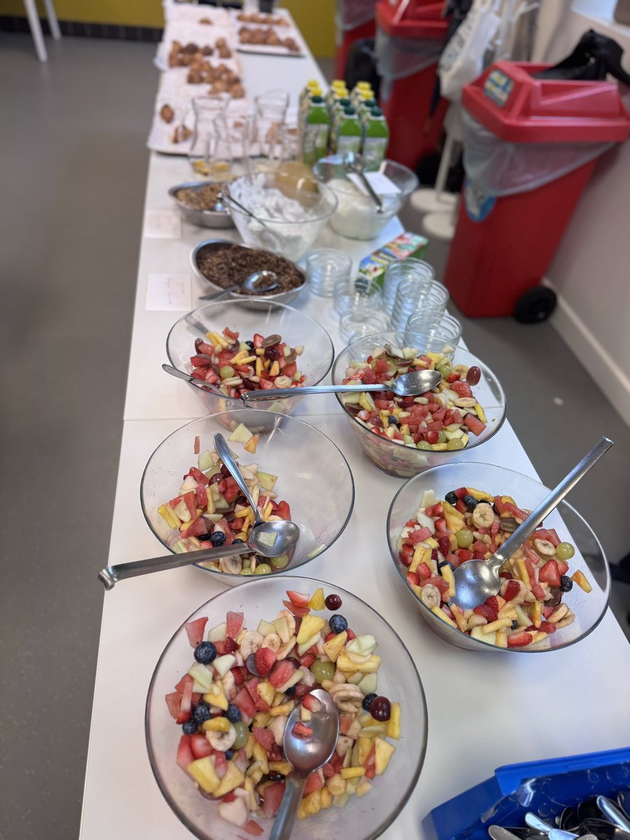 Bedankt <a href="/collegewaregem/">Sint-Paulusschool Campus College</a> voor deze heerlijke traktatie op de #dagvandeleraar, nu ook een beetje mijn feestdag..:-)