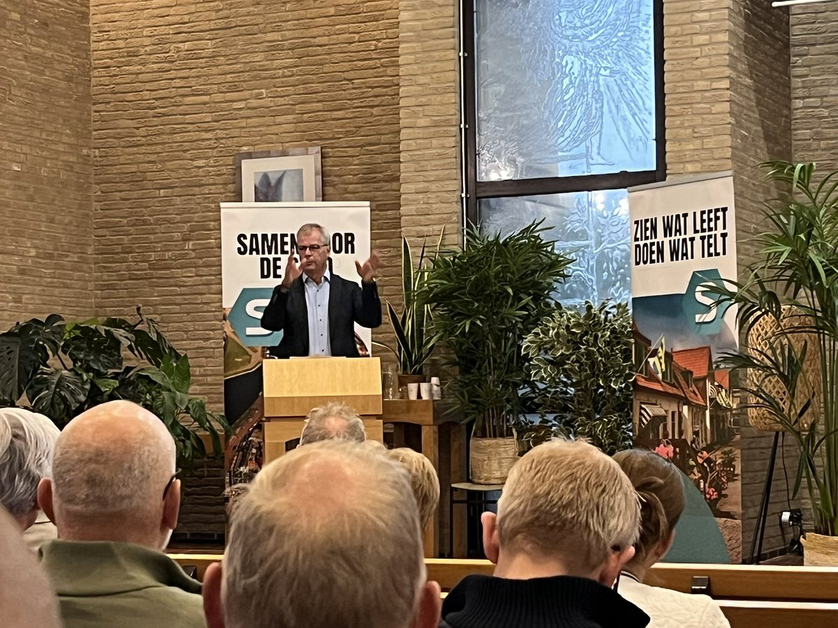 Bid voor de stad, vanuit bewogenheid, en wees dan ook beschikbaar voor de stad, zegt ds. Ron van der Spoel, tijdens drukbezocht symposium “Samen voor de stad” in de #Bethelkerk. Breng de stad tot bloei, o.a door gastvrij te zijn, vanuit gelijkwaardigheid.