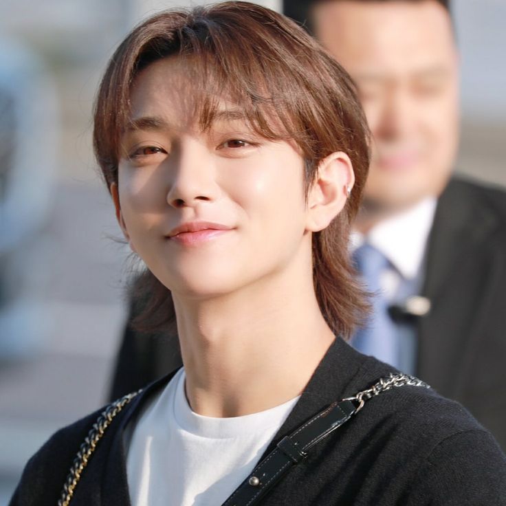 hjsbase's tweet photo. let's continue dropping tags for JOSHUA!  reply here with your favorite joshua hair color along with the tags!

i really LOVEEEEE his brown long hair 💘

JOSHUA AT PFW SS26
#JOSHUAxGIVENCHY
#GivenchySS26
#Paris_FashionWeek
@pledis_17 @givenchy https://t.co/AwbscvPEce
