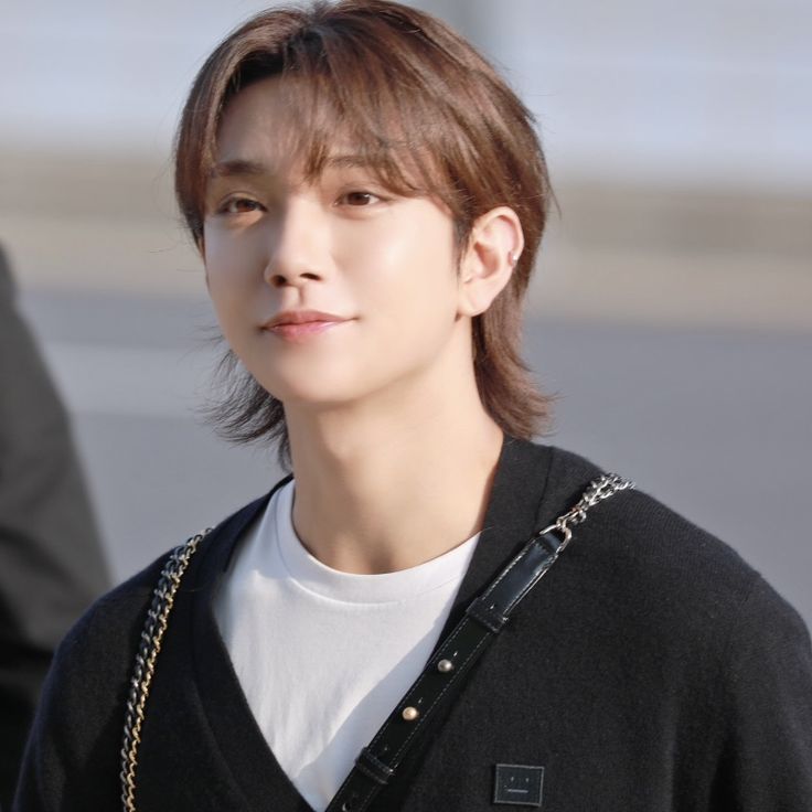 hjsbase's tweet photo. let's continue dropping tags for JOSHUA!  reply here with your favorite joshua hair color along with the tags!

i really LOVEEEEE his brown long hair 💘

JOSHUA AT PFW SS26
#JOSHUAxGIVENCHY
#GivenchySS26
#Paris_FashionWeek
@pledis_17 @givenchy https://t.co/AwbscvPEce