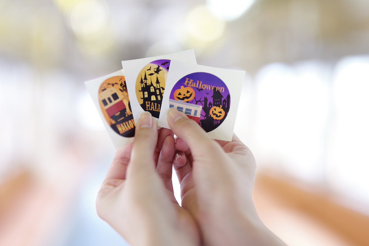 kominatorailway's tweet image. 🎃10月夜キハ乗車のお客様限定🎃
ハロウィンイベントを開催！
仮装をしてご乗車された方に、
オリジナルステッカー入りのお菓子セットをプレゼント！
さらに！バケットを持ったスタッフに
「トリック・オア・トリート」と声をかけると小湊鐵道オリジナル包装のお菓子をGET！特別な夜を過ごしましょう🎵