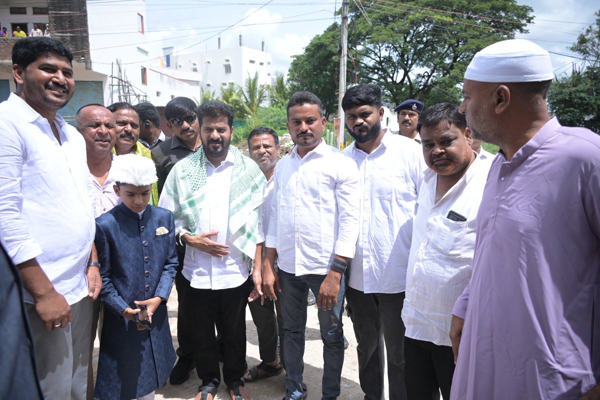 TelanganaSamvad's tweet image. कोडंगल में मुख्यमंत्री @revanth_anumula जी को दोपहर के भोजन के लिए आमंत्रित करने वाले कोडंगल कांग्रेस नेता और वक्फ कमेटी सदस्य यूसुफ।

यूसुफ के निवास पर आयोजित दोपहर भोज कार्यक्रम में पहुंचे मुख्यमंत्री।

#RevanthReddy #KodangalVisit #CommunityBonding #CongressLeadership…