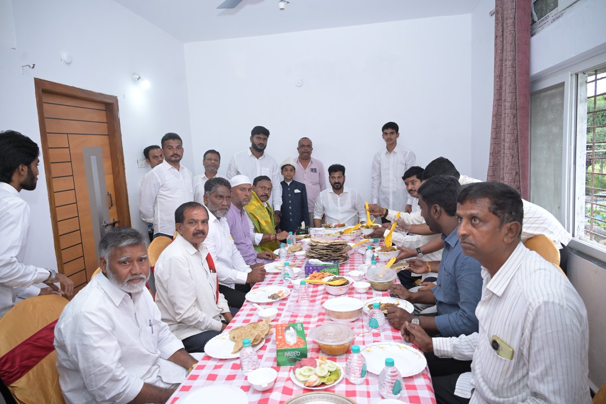 TelanganaSamvad's tweet image. कोडंगल में मुख्यमंत्री @revanth_anumula जी को दोपहर के भोजन के लिए आमंत्रित करने वाले कोडंगल कांग्रेस नेता और वक्फ कमेटी सदस्य यूसुफ।

यूसुफ के निवास पर आयोजित दोपहर भोज कार्यक्रम में पहुंचे मुख्यमंत्री।

#RevanthReddy #KodangalVisit #CommunityBonding #CongressLeadership…