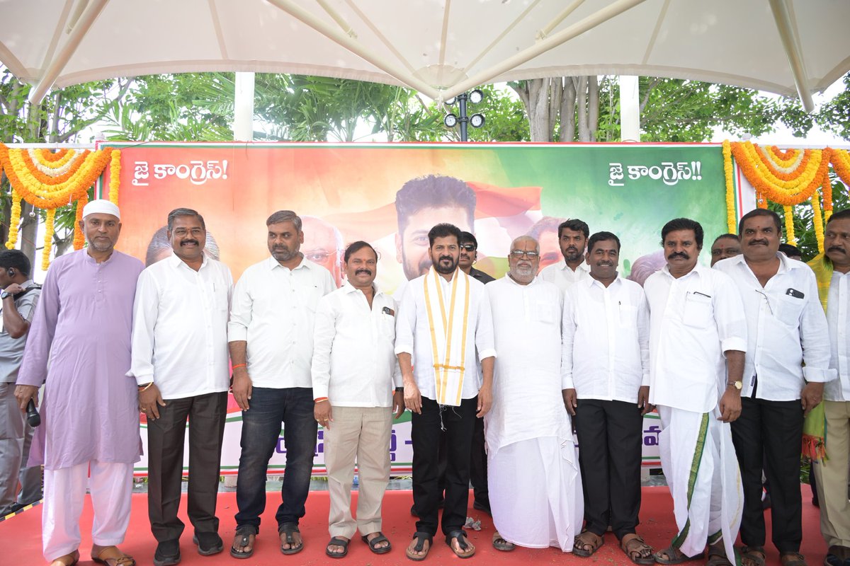 TelanganaSamvad's tweet image. कोडंगल में मुख्यमंत्री @revanth_anumula जी को दोपहर के भोजन के लिए आमंत्रित करने वाले कोडंगल कांग्रेस नेता और वक्फ कमेटी सदस्य यूसुफ।

यूसुफ के निवास पर आयोजित दोपहर भोज कार्यक्रम में पहुंचे मुख्यमंत्री।

#RevanthReddy #KodangalVisit #CommunityBonding #CongressLeadership…