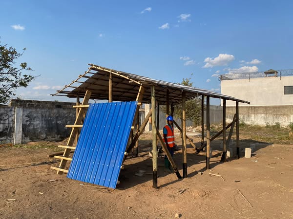 Erfan_A_Ali's tweet photo. In Nampula 🇲🇿, 59 local technicians & artisans strengthened their skills in resilient housing through @UNHabitatMoz 🇲🇿training, in partnership with #INGD, @UNmigration & Shelter Cluster partners. From resilient kits to safer building techniques, the training builds local capacity https://t.co/VXLsdRNywS