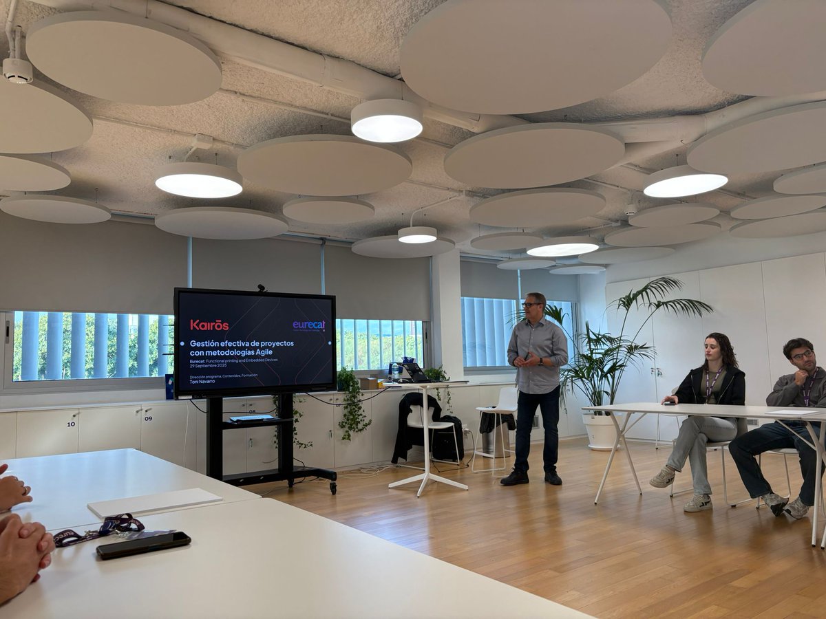Hem acollit la Unitat d'Impressió Funcional i Dispositius Integrats d’
@eurecat_news que ha participat en una sessió de formació tècnica amb Toni Navarro de <a href="/WeAreKairos_/">Kairós</a> 

sobre #Agile: Scrum i Kanban per una gestió de projectes més efectiva🚀#innovació #tecnologia #cures