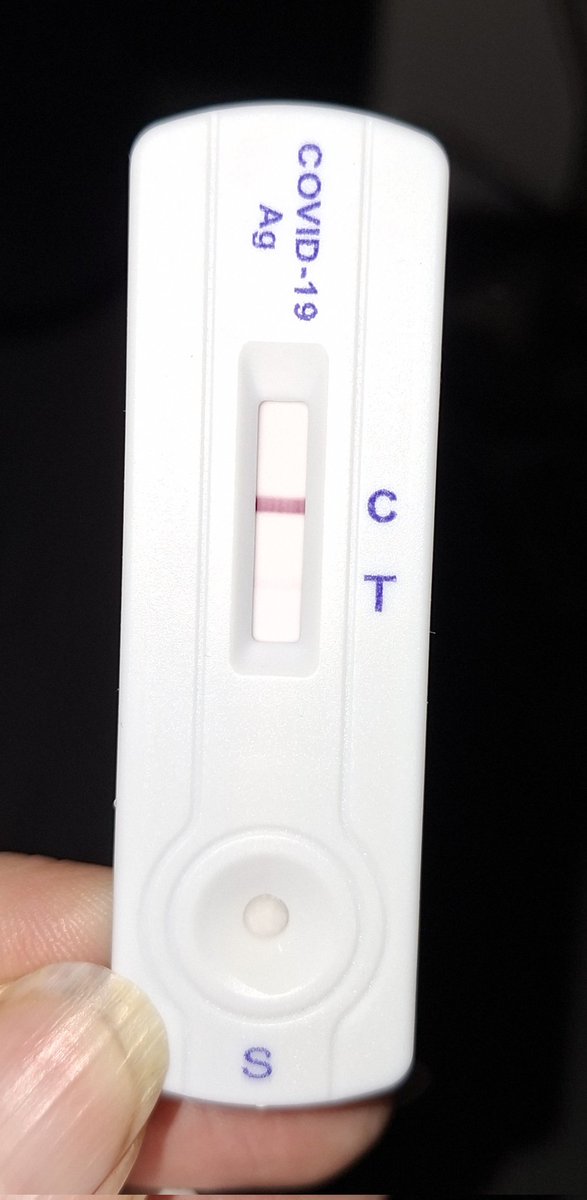 #Corona Profis, helft mir mal bitte. Da ist ein zweiter Strich, oder? Ganz leicht, aber er ist da. Oder? 😭