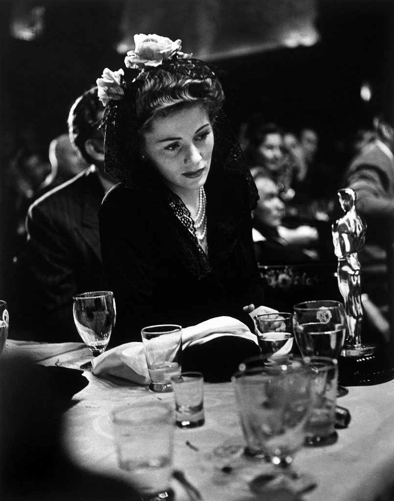 Murat_add2's tweet photo. Peter Stackpole
Joan Fontaine, kazandığı En İyi Kadın Oyuncu Oscar'ını hayranlıkla incelerken, 1942.
#peterstackpole #photography https://t.co/aJUfWOAq65