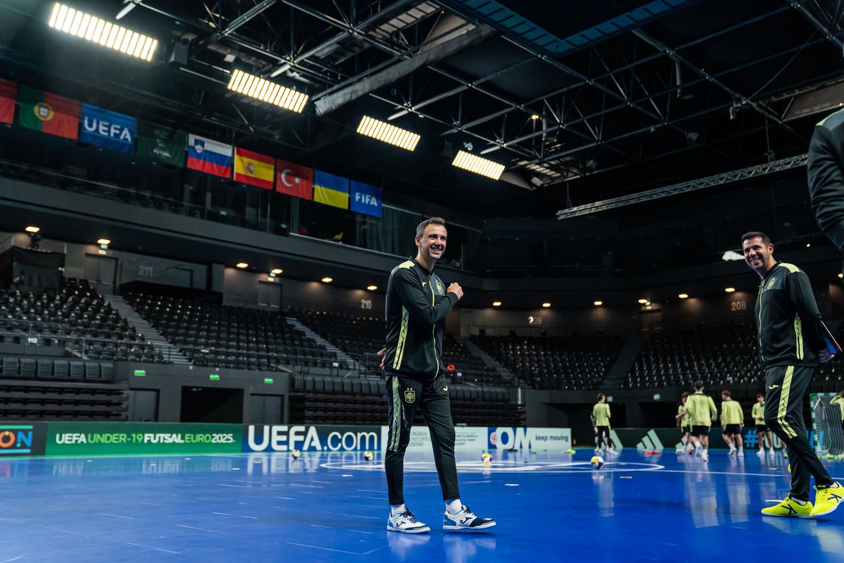 ℹ️ La <a href="/SEFutbol/">Selección Española Masculina de Fútbol</a> Sala sub-19 que entrena <a href="/CaniAlbert/">Albert Canillas</a> luchará por una plaza en la final del #U19Futsal

Mucha suerte 🤜🤛

🇪🇸 España 🆚 Ucrania 🇺🇦
⌚️ 17 h 
📺 UEFA.tv
🏟️ Chisináu Arena, Chisináu (Moldavia 🇲🇩)

#EntrenadoresRFEF | <a href="/UEFAFutsal/">UEFA Futsal</a>