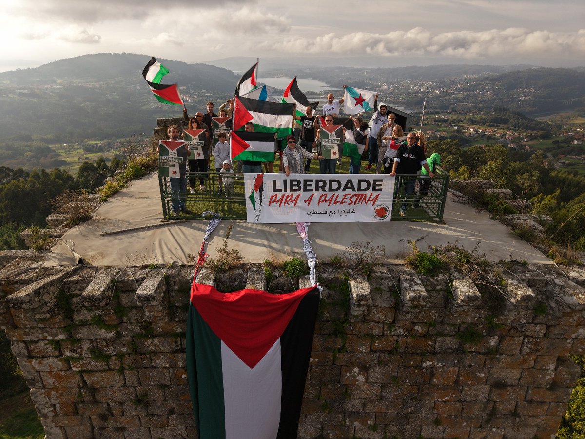 galizapalestina's tweet photo. 🔴 Xornadas de mobilizacións e solidariedade na Galiza. Onte en Pontedeume, acción solidaria pola liberdade da Palestina. Todas ás rúas de Compostela este 5 de outubro! 
#galizaconpalestina
#palestinalibre🇵🇸 https://t.co/DmQIFjs3pJ