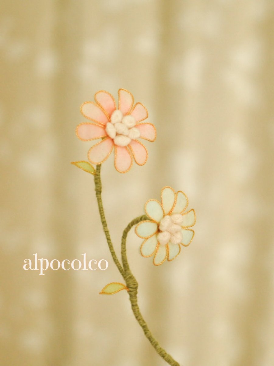 造花のプラスティック感が苦手なので羊毛と毛糸ぐるぐる巻きの花