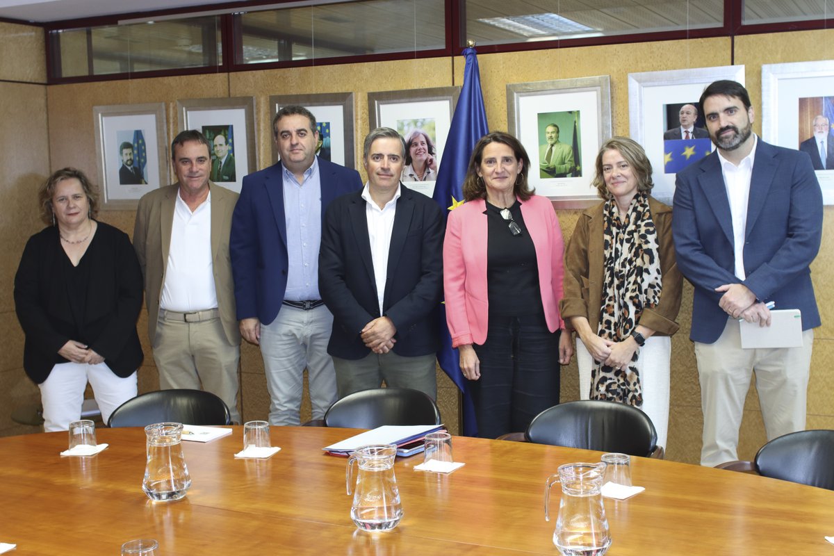 Hoy reunión con la vicepresidenta de la Comisión Europea, <a href="/Teresaribera/">Teresa Ribera</a>.  Sobre la mesa, temas que marcarán el futuro de la agricultura y ganadería en 🇪🇸 y en 🇪🇺. Marco Financiero, PAC, emergencia climática... Aspectos que deben cambiar para proteger la agricultura familiar.