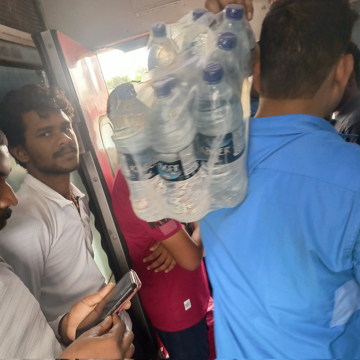 hindi_plz's tweet photo. Train 12834, XS09E6Q02C ट्रेनों में #railneer के अलावा दूसरे ब्रांड के पानी की बोतल बिक्री की अनुमति है क्या! @RailwaySeva @RailMadad https://t.co/WUEtN1B3jq