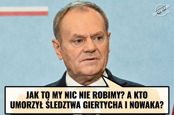 A man in a suit with a serious expression, standing in front of a backdrop with Polish flag colors. A speech bubble overlay contains text in Polish: "JAK TO MY NIC NIE ROBIMY? A KTO PROWADZI ŚLEDZTWA GIERTYCHA I NOWAKA?"