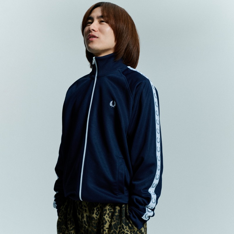 FRED_PERRY_JP's tweet photo. 「僕にとって“Match Fit”は、ナチュラルで自然体でいる瞬間だと思います。」

ミュージシャンの泉 大智が着るトラックジャケット
🔗https://t.co/XjlyFu9NTZ

Taped Track Jacket
885：CARBON BLUE

#フレッドペリー