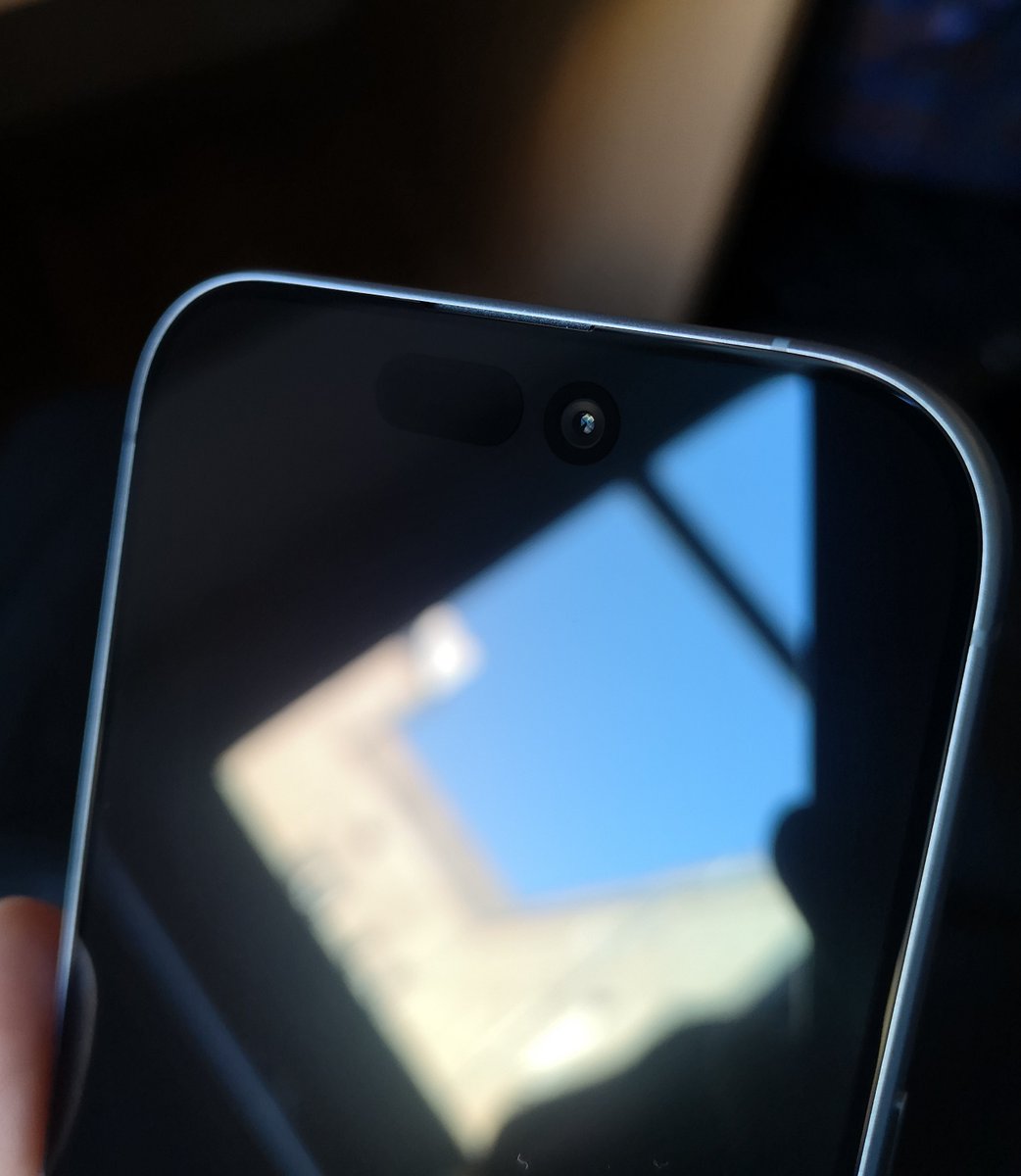 2 weeks in with iPhone 17

No screen protector. Only hopes for the new Ceramic Shield 2. And guess what?

ZERO scratches. The glass is in PRISTINE condition. Just wow 🤩