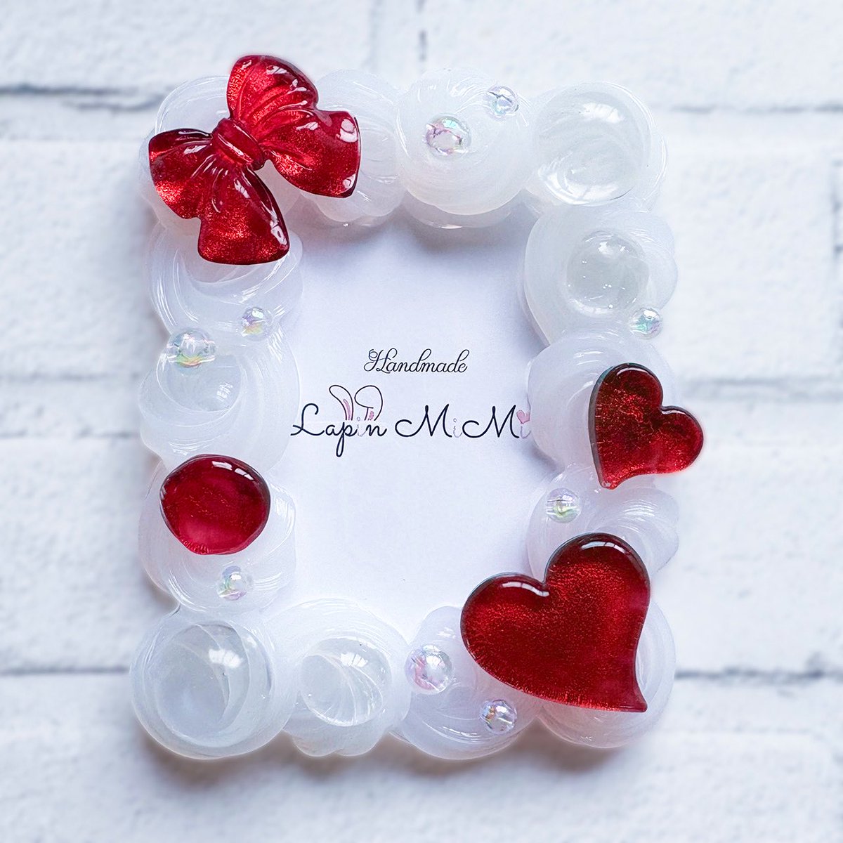 人気シリーズNEW COLOR登場⟡.·*.
ブルーは角度でパープルに見えたりする
キレイなマグネットジェルで製作しました！
赤のマグネットもとてもキレいですꯁꯧ

minneやBOOTHに販売しました𓂃˚‧
お迎えはプロフから!!

 #ハンドメイド  #ホイップデコ  #ホイップ  #トレカ  #推し活  #チェキ  #レジン