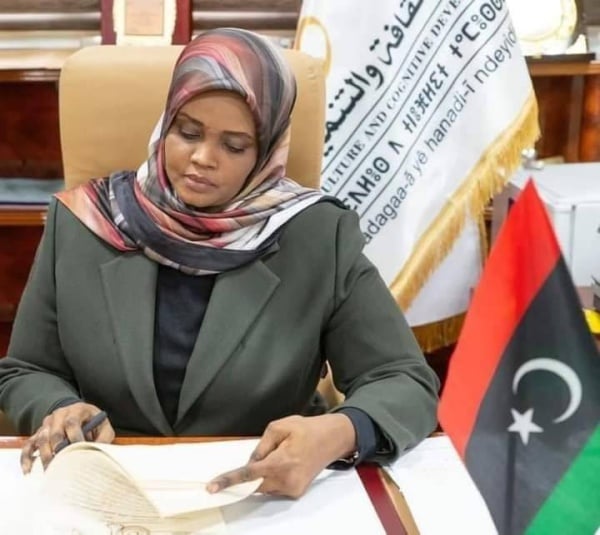 لحظة إدراك مذهلة😇
وزيرة الثقافة الليبية الحالية هي مبروكة توغي ، شقيقة القائد التشادي يوسف توغيمي !  
 رئيس وزراء نيجيري الحالي ، علي محمد الأمين زين، فهو حفيد الأمين زين، أحد جنرالات ثورة فرولينا التشادية !  
هل عندكم شخصيات تشادية أخرى تتسلل إلى التاريخ هكذا ! 😂