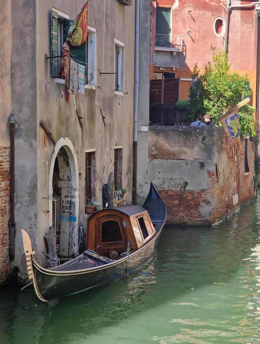 Grazie a tutti per i saluti ragazzi ❤️❤️❤️ Libreria Acqua Alta...entrata acquea
