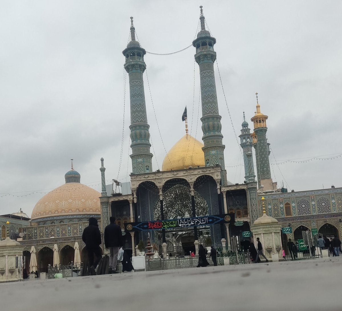 آن قبر‌که در مدینه شدگم 
پیدا شده‌ در مدینه‌ی قم 
السلام علیک ایتها الصدیقه الشهیده🖤