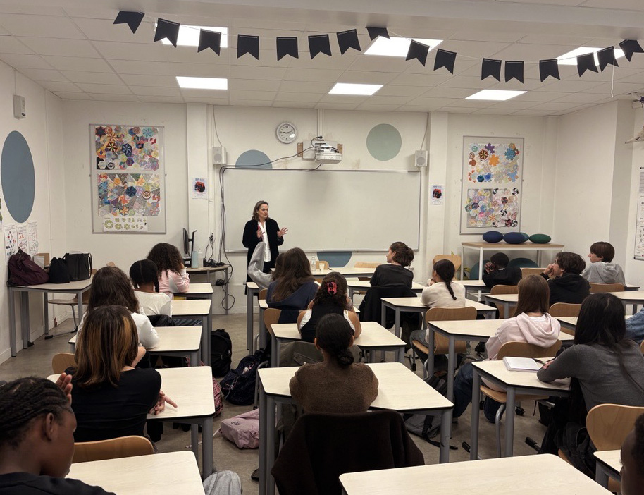 [#LeDroitDansMonCollège 💬] La liberté d’expression est l’un des droits les plus précieux de notre démocratie !

🎒 Comme plus de 5⃣0⃣0⃣ avocats, partout en France, la présidente du #CNB, <a href="/JulieCouturier_/">Julie Couturier</a>, est allée à la rencontre des collégiens en cette Journée du droit dans les