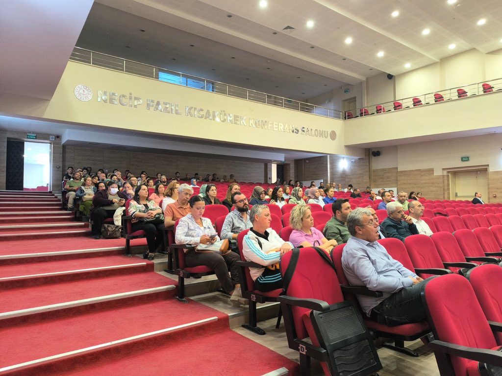 📍 İl Merkezinde görev yapan öğretmenlere ve TOBB Anadolu Lisesi Okul Aile Birliği toplantısına katılım sağlayan velileri yönelik düzenlenen, Narko Yetişkin Eğitimi kapsamında;

✅ UYUMA aplikasyonu,
✅ NARVAS Projesi hakkında bilgilendirme yapılmıştır.

📲Hep birlikte
